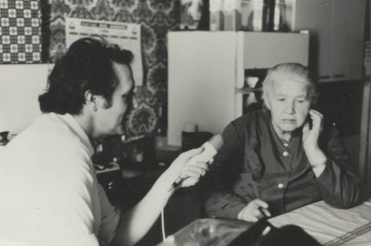 Michel Valière enregistrant Mme Girard, Jazeneuil (Vienne), 22 juillet 1982